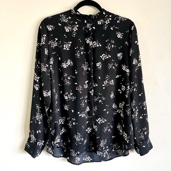 Delicate Floral Pattern Button-up Top - Picture 4 of 12